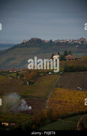 À l'ouest de Monforte d'Alba, Cuneo, dans le Piémont, Italie sur les collines et vignobles Banque D'Images