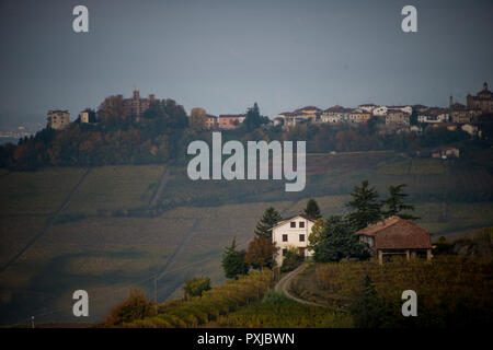 À l'ouest de Monforte d'Alba, Cuneo, dans le Piémont, Italie sur les collines et vignobles Banque D'Images