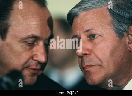 Washington, DC, 1982/01/06 Le ministre des Affaires étrangères allemand Hans-Dietrich Genscher et le chancelier Helmut Schmidt conférer Photo par Dennis Brack Banque D'Images