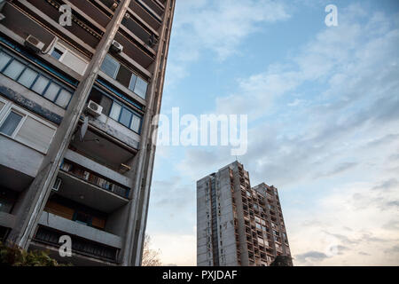 Communiste traditionnel logement dans la banlieue de Belgrade, à New Belgrade. Ces Genre de grands immeubles sont des symboles de l'architecture brutaliste Photo Banque D'Images