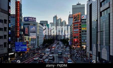 Voir de monde dans le quartier de Shinjuku, au crépuscule, Tokyo, Japon Banque D'Images