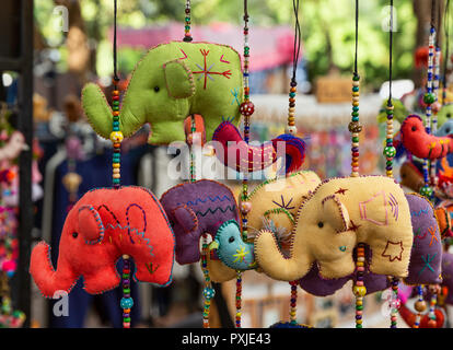 Les éléphants colorés faits main à JingJai Farmer's Market, Chiang Mai, Thaïlande Banque D'Images