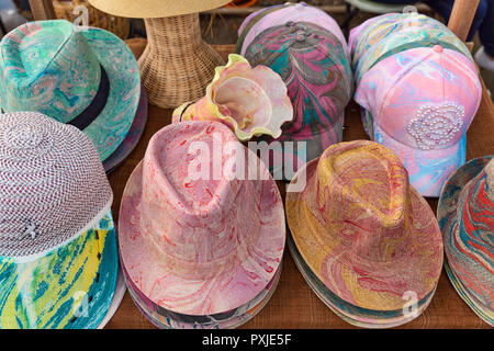 Chapeaux fedora coloré en vente par un artisan local, chapelier, marché Jingjai, Chiang Mai, Thaïlande Banque D'Images