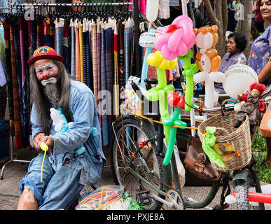 Clown avec expression inhabituelle à des animaux avec des ballons JingJai Farmer's Market, Chiang Mai, Thaïlande Banque D'Images