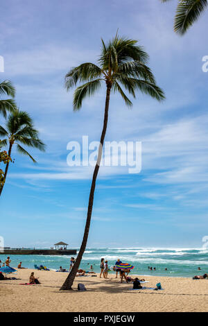 La célèbre plage de Waikiki au cours de la journée avec une foule de personnes appréciant la vue à Honolulu Hawaii le 4 octobre 2018 Banque D'Images