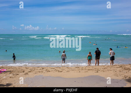 La célèbre plage de Waikiki au cours de la journée avec une foule de personnes appréciant la vue à Honolulu Hawaii le 4 octobre 2018 Banque D'Images