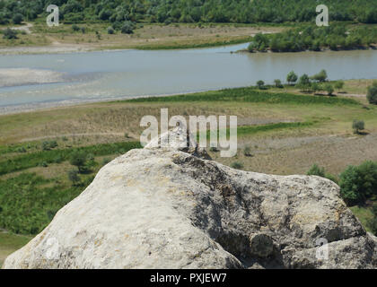 Uplistsikhe Stone Lizard sur un rocher profitant de la vie et le paysage Banque D'Images