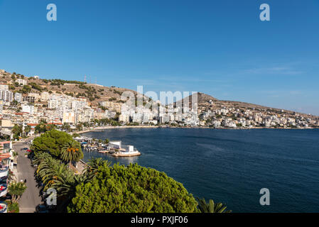 Promenade, vue sur la ville, Saranda, Albanie, la Mer Ionienne Banque D'Images