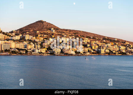 Vue sur la ville dans la lumière du soir, Saranda, Albanie, la Mer Ionienne Banque D'Images