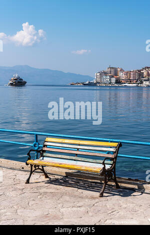 Banc de parc, promenade, Saranda, Albanie, la Mer Ionienne Banque D'Images