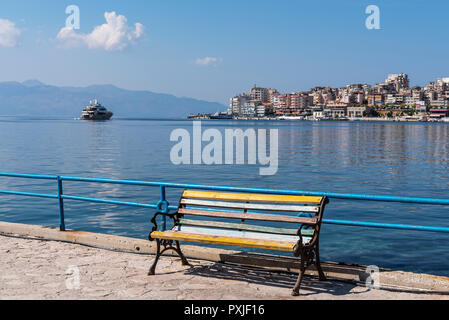 Banc de parc, promenade, Saranda, Albanie, la Mer Ionienne Banque D'Images