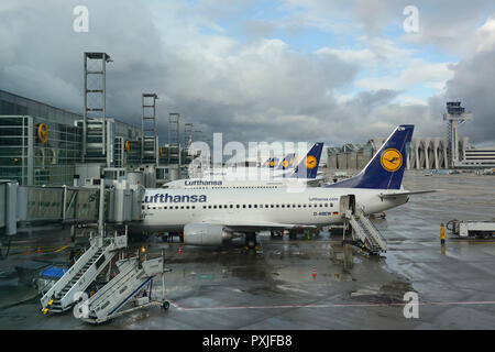 Les avions de la Lufthansa à l'aérogare de l'aéroport de Francfort sur le Main, Hesse, Allemagne Banque D'Images