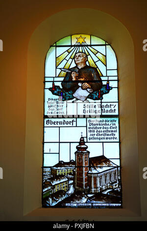 Fenêtre en verre au plomb en l'honneur de Joseph Moor, auteur-compositeur de la chanson de Noël Douce Nuit, Sainte Nuit, Saint Nicholas Banque D'Images
