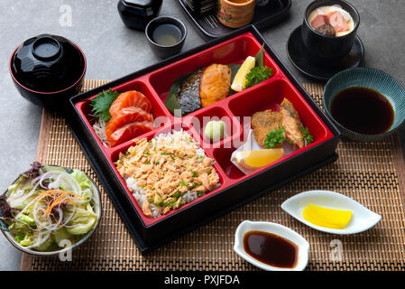 Bento japonais ensemble avec saumon teriyaki et tempura Banque D'Images