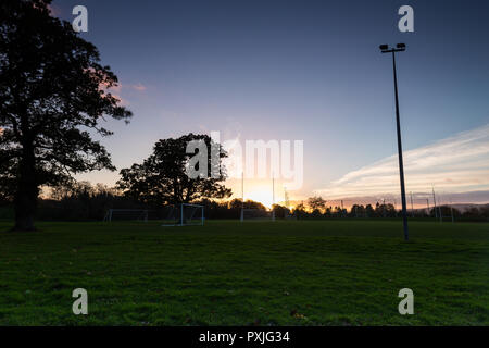 Belfast, N.Ireland, 22 octobre, 2018. Météo France : périodes ensoleillées et breezy après un début froid ce matin, mais plus doux ce soir. Les gens se détendre au coucher du soleil à Malone terrains adjacents à Barnet Demesne à Belfast. Crédit : Ian Proctor/Alamy Live News Banque D'Images