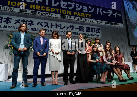 Tokyo, Japon. 22 octobre, 2018. Gagnants de la 31e Japon Best Dressed Yeux Awards posent pour les caméras au Tokyo Big Sight sur Octobre 22, 2018, Tokyo, Japon. L'événement les célébrités japonaises qui ont été reconnus pour leurs lunettes à la mode au cours de l'Optique (IOFT 2018 Tokyo). Credit : Rodrigo Reyes Marin/AFLO/Alamy Live News Banque D'Images