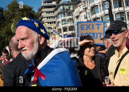 London, UK, 20thOctober 2018. Plus de 500 000 personnes ont marché sur le Parlement pour exiger leur voix démocratique d'être entendu dans le cadre d'une manifestation présentée comme la manifestation la plus importante d'une génération. Comme la date de la UK's Brexit en provenance de l'Union européenne, les manifestants se sont réunis à leurs dizaines de milliers de dirigeants politiques prendre connaissance et de donner à l'opinion publique britannique un vote final sur l'affaire. Brexit (Photo par Mike Abrahams/Alamy Live News Banque D'Images