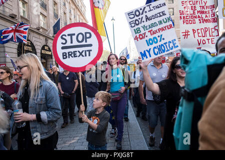 London, UK, 20thOctober 2018. Plus de 500 000 personnes ont marché sur le Parlement pour exiger leur voix démocratique d'être entendu dans le cadre d'une manifestation présentée comme la manifestation la plus importante d'une génération. Comme la date de la UK's Brexit en provenance de l'Union européenne, les manifestants se sont réunis à leurs dizaines de milliers de dirigeants politiques prendre connaissance et de donner à l'opinion publique britannique un vote final sur l'affaire. Brexit (Photo par Mike Abrahams/Alamy Live News Banque D'Images