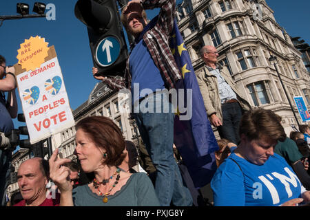 London, UK, 20thOctober 2018. Plus de 500 000 personnes ont marché sur le Parlement pour exiger leur voix démocratique d'être entendu dans le cadre d'une manifestation présentée comme la manifestation la plus importante d'une génération. Comme la date de la UK's Brexit en provenance de l'Union européenne, les manifestants se sont réunis à leurs dizaines de milliers de dirigeants politiques prendre connaissance et de donner à l'opinion publique britannique un vote final sur l'affaire. Brexit (Photo par Mike Abrahams/Alamy Live News Banque D'Images