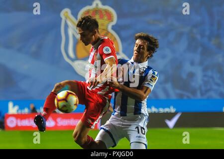San Sebastian, Espagne. 22 octobre, 2018. Pere Pons de Gérone en duel pour le bal avec Mikel Oyarzabal de Real Sociedad lors de la ligue espagnole match de football entre le Real Sociedad et Gérone au stade Anoeta le 22 octobre 2018 à San Sebastian, Espagne Credit : CORDON PRESS/Alamy Live News Banque D'Images