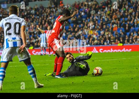 San Sebastian, Espagne. 22 octobre, 2018. Seydou Doumbia de duels de Gérone pour le bal avec Miguel Angel Moya de la Real Sociedad lors de la ligue espagnole match de football entre le Real Sociedad et Gérone au stade Anoeta le 22 octobre 2018 à San Sebastian, Espagne Credit : CORDON PRESS/Alamy Live News Banque D'Images