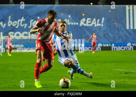 San Sebastian, Espagne. 22 octobre, 2018. Portu de Gérone pour duels la balle avec Kevin Rodrigues de Real Sociedad lors de la ligue espagnole match de football entre le Real Sociedad et Gérone au stade Anoeta le 22 octobre 2018 à San Sebastian, Espagne Credit : CORDON PRESS/Alamy Live News Banque D'Images