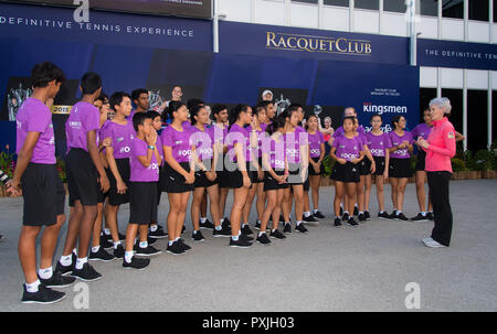 Kallang, Singapour. 22 octobre, 2018. Judy Murray rencontre ball kids à la finale 2018 Le tournoi de tennis WTA Crédit : AFP7/ZUMA/Alamy Fil Live News Banque D'Images