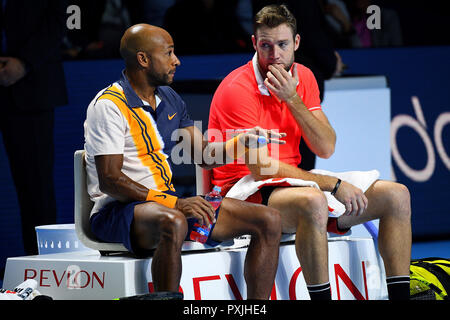 St Jakobshalle, Bâle, Suisse. 22 octobre, 2018. ATP World Tour, tennis intérieur suisse ; Jack Sock (USA) et Nicholas Monroe (USA) chat pendant le match entre Alexander Zverev (GER) et Mischa Zverev (GER) contre Jack Sock (USA) et Nicholas Monroe (USA) dans le premier tour en double action : Crédit Plus Sport/Alamy Live News Banque D'Images