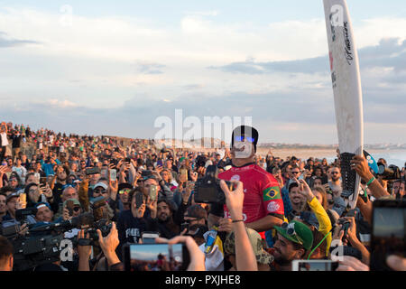 PENICHE, PORTUGAL - 20 octobre 2018 : Italo Ferreira au cours de la célébration de la victoire de la Ligue mondiale de Surf d'OPE 2018 Rip Curl Pro Portugal concours Banque D'Images