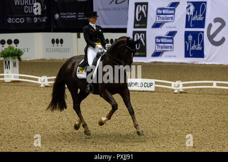 Herning, Danemark. 21 octobre, 2018. Kristy Oatley de l'Australie École du Soleil au cours de la FEI World Cup 2018 en dressage freestyle au Danemark. Credit : OJPHOTOS/Alamy Live News Banque D'Images