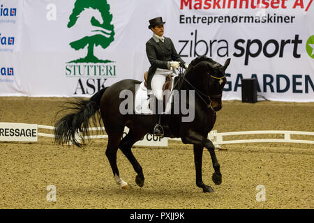 Herning, Danemark. 21 octobre, 2018. Tinna Vilhrlmson Aiurella de Suède équitation Don au cours de la FEI World Cup 2018 en dressage freestyle au Danemark. Credit : OJPHOTOS/Alamy Live News Banque D'Images