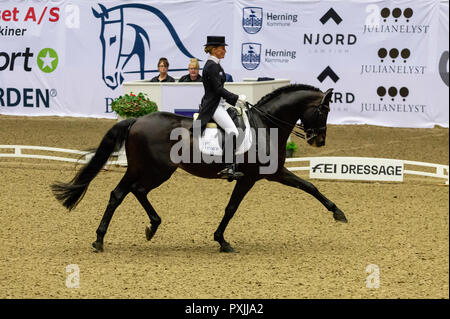 Herning, Danemark. 21 octobre, 2018. Helen Langehanenberg d'Allemagne équitation Damsey Frh lors de la FEI World Cup 2018 en dressage freestyle au Danemark. Credit : OJPHOTOS/Alamy Live News Banque D'Images