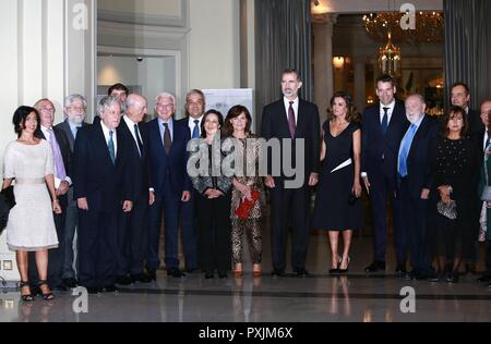 SUS MAJESTADES LOS REYES PRESIDEN LA XXXV EDICION DE LOS PREMIOS DE PERIODISMO 'FRANCISCO CERECEDO' LETIZIA ORTIZ ROCASOLANO;FELIPE DE BORBON Y GRECIA ; 22/10/2018 Les rois espagnols Felipe VI et Letizia Ortiz lors de la livraison de la 35 édition du Prix de journalisme "Francisco Cerecedo' à Madrid le lundi 22 octobre 2018. Banque D'Images