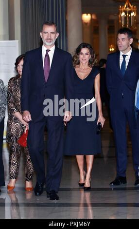 SUS MAJESTADES LOS REYES PRESIDEN LA XXXV EDICION DE LOS PREMIOS DE PERIODISMO 'FRANCISCO CERECEDO' LETIZIA ORTIZ ROCASOLANO;FELIPE DE BORBON Y GRECIA ; 22/10/2018 Les rois espagnols Felipe VI et Letizia Ortiz lors de la livraison de la 35 édition du Prix de journalisme "Francisco Cerecedo' à Madrid le lundi 22 octobre 2018. Banque D'Images