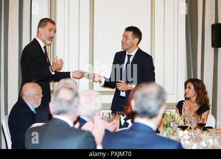 SUS MAJESTADES LOS REYES PRESIDEN LA XXXV EDICION DE LOS PREMIOS DE PERIODISMO 'FRANCISCO CERECEDO' LETIZIA ORTIZ ROCASOLANO;FELIPE DE BORBON Y GRECIA ; 22/10/2018 Les rois espagnols Felipe VI et Letizia Ortiz lors de la livraison de la 35 édition du Prix de journalisme "Francisco Cerecedo' à Madrid le lundi 22 octobre 2018. Banque D'Images