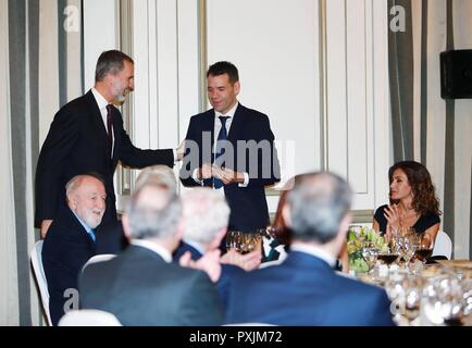 SUS MAJESTADES LOS REYES PRESIDEN LA XXXV EDICION DE LOS PREMIOS DE PERIODISMO 'FRANCISCO CERECEDO' LETIZIA ORTIZ ROCASOLANO;FELIPE DE BORBON Y GRECIA ; 22/10/2018 Les rois espagnols Felipe VI et Letizia Ortiz lors de la livraison de la 35 édition du Prix de journalisme "Francisco Cerecedo' à Madrid le lundi 22 octobre 2018. Banque D'Images