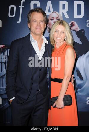 Los Angeles, CA, USA. 22 octobre, 2018. Greg Kinnear, Helen Labdon pour des arrivées au château de cartes Saison 6 Premiere, DGA complexe de cinéma, Los Angeles, CA, 22 octobre 2018. Credit : Elizabeth Goodenough/Everett Collection/Alamy Live News Banque D'Images