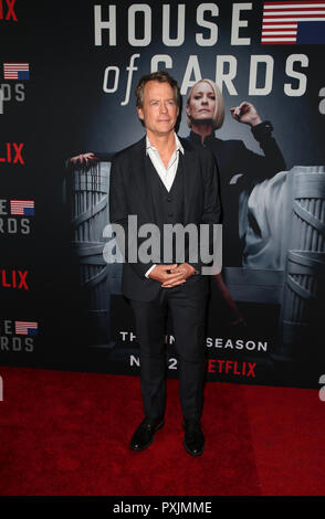 Los Angeles, CA, USA. 22 octobre, 2018. Greg Kinnear, lors de la saison 6 première projection de Netflix' château de cartes à la DGA Theatre de Los Angeles, Californie le 22 octobre 2018. Credit : Faye Sadou/media/Alamy Punch Live News Banque D'Images