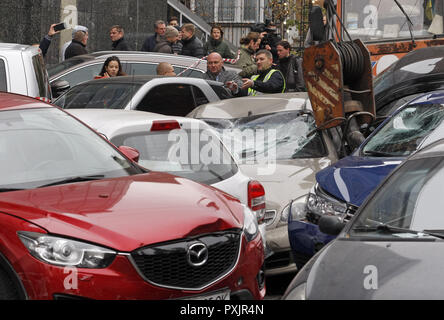 Kiev, Ukraine. 23 Oct, 2018. Les voitures endommagées sont vus sur les lieux d'un accident de la route à grande échelle dans le centre de Kiev, Ukraine, le 23 octobre 2018. Environ 17 voitures a été percuté et endommagé par le camion-grue avec des freins de travail, selon les données préliminaires, que les médias locaux ont rapporté. Crédit : Serg Glovny/ZUMA/Alamy Fil Live News Banque D'Images