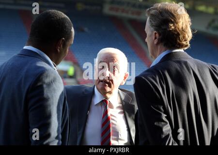 PAUL INCE, ROY EVANS & STEVE MCMANAMAN HUDDERSFIELD TOWN FC LIVERPOOL FC V HUDDERSFIELD TOWN FC V LIVERPOOL FC, PREMIER LEAGUE JOHN SMITH'S STADIUM, Huddersfield, Angleterre 20 octobre 2018 GBD12894 UTILISATION ÉDITORIALE STRICTEMENT SEULEMENT. Si le joueur/joueurs représentés dans cette image est/sont de jouer pour un club anglais ou l'équipe d'Angleterre. Puis cette image ne peut être utilisé qu'à des fins rédactionnelles. Pas d'utilisation commerciale. Les usages suivants sont également restreintes MÊME SI DANS UN CONTEXTE ÉDITORIAL : utilisez conjointement avec, ou partie de, toute l'audio, vidéo, données, listes de luminaire, club ou le Banque D'Images