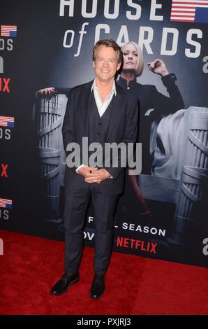 Greg Kinnear pour des arrivées au château de cartes Saison 6 premiere, la DGA Theatre, Los Angeles, CA, 22 octobre 2018. Photo par : Priscilla Grant/Everett Collection Banque D'Images