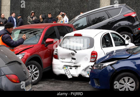 Kiev, Ukraine. 23 octobre, 2018. Une vue générale des voitures endommagées au cours d'un grand accident de la circulation dans le centre de Kiev. Comme les médias locaux ont rapporté, à propos de 17 wagons a été percuté et endommagé après un camion-grue mobile avec les freins de travail s'est écrasé dans les voitures particulières, selon des données préliminaires. Credit : SOPA/Alamy Images Limited Live News Banque D'Images