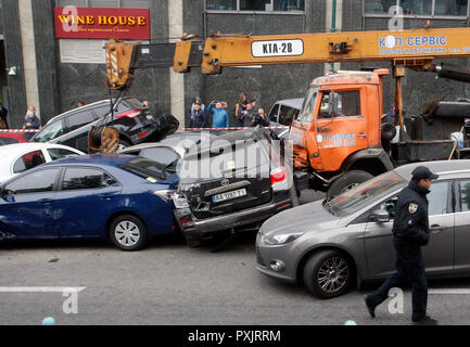 Kiev, Ukraine. 23 octobre, 2018. Une vue générale des voitures endommagées au cours d'un grand accident de la circulation dans le centre de Kiev. Comme les médias locaux ont rapporté, à propos de 17 wagons a été percuté et endommagé après un camion-grue mobile avec les freins de travail s'est écrasé dans les voitures particulières, selon des données préliminaires. Credit : SOPA/Alamy Images Limited Live News Banque D'Images