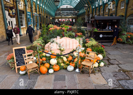 Covent Garden, Londres, Royaume-Uni. 23 octobre 2018. Pesant une tonne, le plus grand que la citrouille soit sur l'affichage à Covent Garden pour l'Halloween. Crédit : Matthieu Chattle/Alamy Live News Banque D'Images