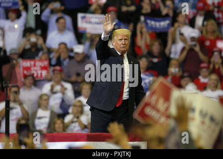 Houston, USA. 22 octobre, 2018. Le Président américain Donald Trump porte sur un rassemblement à Houston, États-Unis, le 22 octobre, 2018. Credit : Chanson Qiong/Xinhua/Alamy Live News Banque D'Images