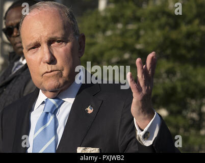 Washington, District de Columbia, Etats-Unis. 23 Oct, 2018. Directeur du Conseil économique national Larry Kudlow s'adresse aux journalistes sur l'allée de la Maison Blanche à Washington, DC le mardi 23 octobre, 2018 Credit : Ron Sachs/CNP/ZUMA/Alamy Fil Live News Banque D'Images