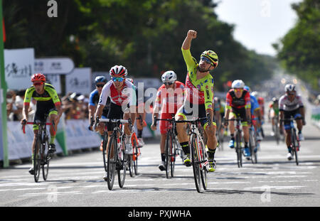 Danzhou, province de Hainan en Chine. 23 Oct, 2018. Jakub Mareczko (avant) de l'équipe cycliste Wilier Triestina célèbre après avoir franchi la ligne d'arrivée lors de la première étape de la Tournée 2018 de la course cycliste sur route internationale de Hainan en Chine du sud, Danzhou province de Hainan, le 23 octobre 2018. Credit : Guo Cheng/Xinhua/Alamy Live News Banque D'Images