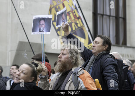 London, Greater London, UK. 23 Oct, 2018. Les partisans de Tommy Robinson sont vu la tenue des pancartes.Le leader de droite, dont le vrai nom est Stephen Yaxley-Lennon, a été publié en août sur appel, en attendant une nouvelle audience à l'Old Bailey au prétendu outrage au tribunal à Leeds. Pro et anti Tommy Robinson manifestants rassemblés à l'extérieur de l'Old Bailey, tout en Yaxley-Lennon, alias Robinson a parlé. Credit : Andres Pantoja SOPA/Images/ZUMA/Alamy Fil Live News Banque D'Images