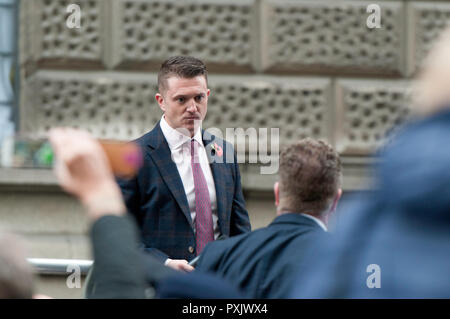 Londres, Royaume-Uni. 23 Oct 2018. Tommy Robinson de finition à parler à ses partisans. Le chef de la droite, dont le vrai nom est Stephen Yaxley-Lennon, a été publié en août sur appel, en attendant une nouvelle audience à l'Old Bailey au prétendu outrage au tribunal à Leeds. Pro et anti Tommy Robinson manifestants rassemblés à l'extérieur de l'Old Bailey, tout en Yaxley-Lennon, alias Robinson a parlé. Credit : SOPA/Alamy Images Limited Live News Banque D'Images