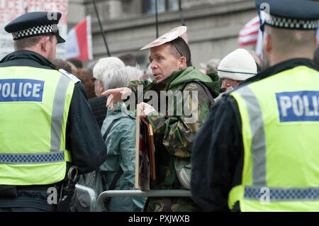Londres, Royaume-Uni. 23 Oct 2018. Partisan de Tommy Robinson parle avec un agent de police. Le chef de la droite, dont le vrai nom est Stephen Yaxley-Lennon, a été publié en août sur appel, en attendant une nouvelle audience à l'Old Bailey au prétendu outrage au tribunal à Leeds. Pro et anti Tommy Robinson manifestants rassemblés à l'extérieur de l'Old Bailey, tout en Yaxley-Lennon, alias Robinson a parlé. Credit : SOPA/Alamy Images Limited Live News Banque D'Images